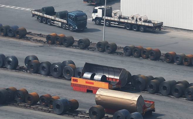 평택항에 쌓여있는 철강 제품 - 지난 12일 경기도 평택항에 철강 제품이 쌓여있는 모습. 연합뉴스