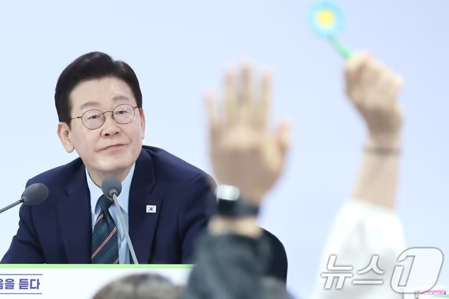 이재명 대통령이 27일 전북 전주시 전북대학교에서 열린 ‘전북의 마음을 듣다’ 타운홀미팅 간담회에서 발언권을 요청하는 참석자들을 바라보고 있다. 뉴스1