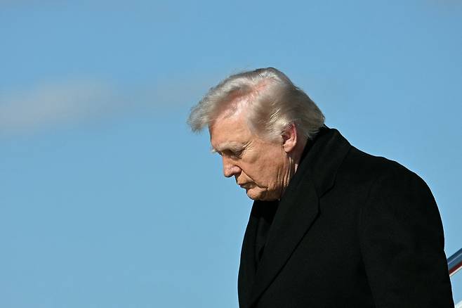 도널드 트럼프 미 대통령이 18일(현지 시간) 메릴랜드주 앤드루스 공군기지에 도착해 에어포스원에서 내리고 있다. AFP연합뉴스