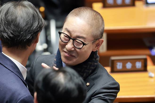 박범계 더불어민주당 의원이 지난달 28일 국회에서 열린 2월 임시국회 8차 본회의에서 의원들과 대화하고 있다. 연합뉴스