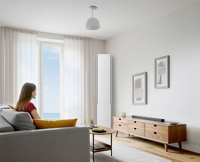 LG전자가 휘센 뷰 시리즈의 신제품인 LG 휘센 AI 오브제컬렉션 뷰I을 출시했다. 손쉬운 관리가 가능한 ‘클린뷰’ 기능과 고객의 취향에 맞게 커스터마이징 할 수 있는 ‘뷰케이스’가 특징이다.  LG전자