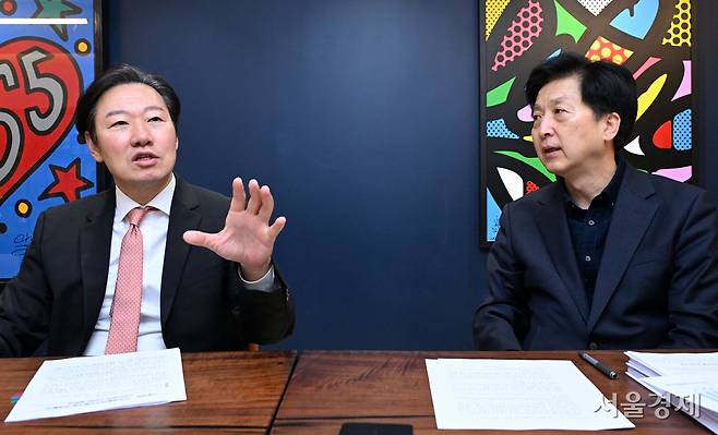 박수민(왼쪽) 국민의힘 의원과 오기형(오른쪽) 더불어민주당 의원이 이달 19일 서울 여의도에서 진행된 서울경제신문과의 대담 인터뷰에서 발언하고 있다. 성형주 기자