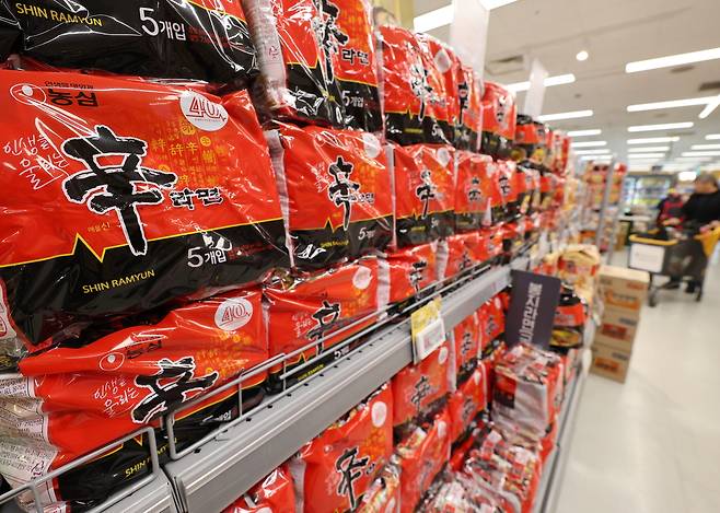 서울의 한 대형마트에 라면이 진열돼 있다. 연합뉴스
