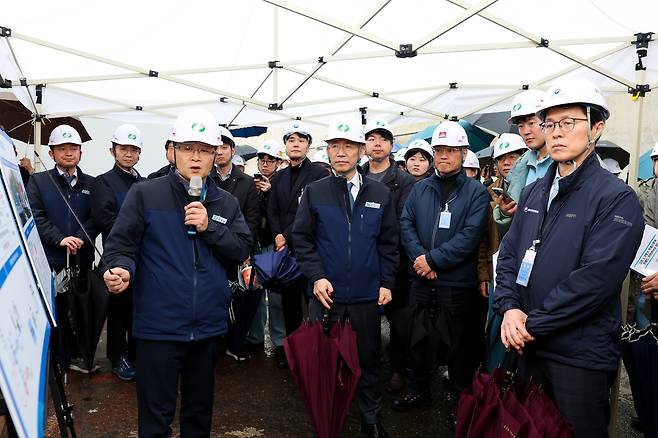 18일 한국원자력안전위원회(원안위)와 한국수력원자력 관계자들이 고리2호기 설비를 점검하고 있다. 사진 제공=한국원자력안전위원회