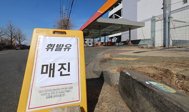 미국과 이스라엘의 이란 공습에 따른 중동 사태 여파로 국내 주유소 기름값이 가파르게 상승하고 있는 가운데 3월8일 인천 시내의 한 주유소 앞에 휘발유 매진 안내문이 붙어 있다. ⓒ연합뉴스