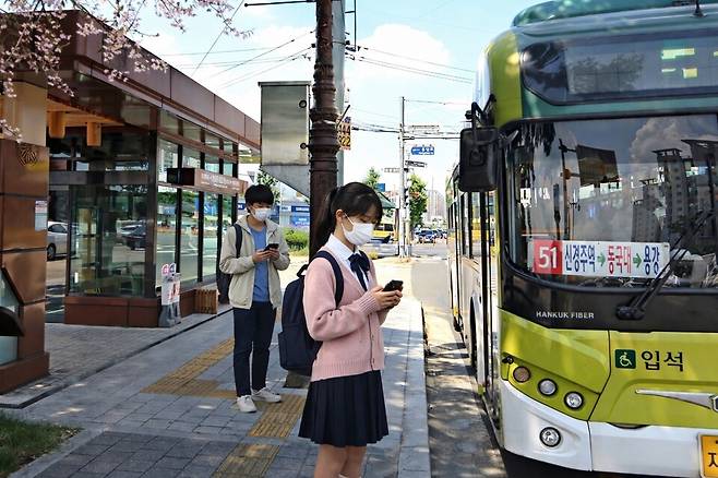 경주시 황성공원·시립도서관 버스정류장에서 청소년들이 시내버스를 기다리고 있다. ⓒ경주시 제공&nbsp;
