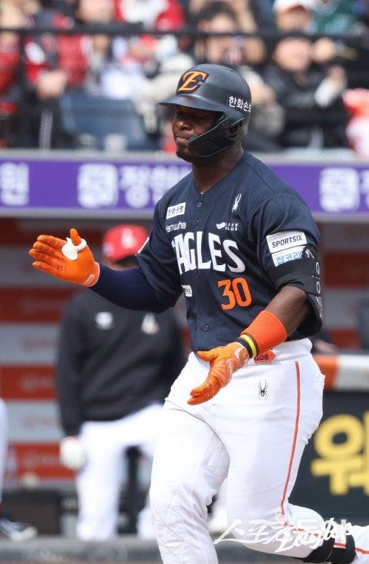 2년 만에 한화로 돌아온 요나단 페라자는 몰라보게 진지해진 모습으로 호평을 받고 있다. 팀의 우승을 위해 택한 변화다. 사진제공｜한화 이글스