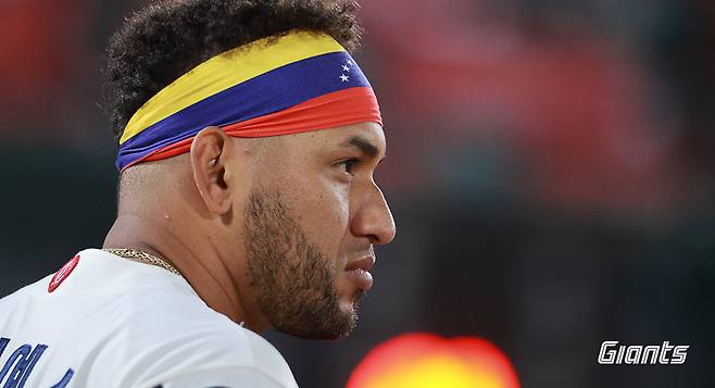롯데 외국인 타자 빅터 레이예스가 조국 베네수엘라의 국기가 그려진 밴드를 머리에 두르고 있다. 사진제공｜롯데 자이언츠