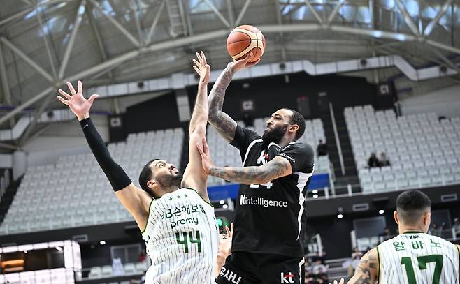 KT 데릭 윌리엄스(오른쪽)가 18일 KT소닉붐아레나서 열린 DB전서 슛을 시도하고 있다. 사진제공｜KBL