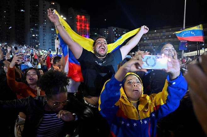 베네수엘라 수도 카라카스에서 시민들이 18일 미국을 꺾고 처음으로 우승한 월드베이스볼클래식(WBC) 결승 승리를 자축하고 있다. 로이터