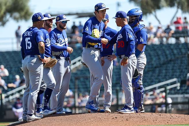 LA 다저스 사사키가 지난 4일 클리블랜드전에서 1회 투구가 불안하자 데이브 로버츠 감독이 마운드에 올라와 얘기하고 있다. AFP연합뉴스