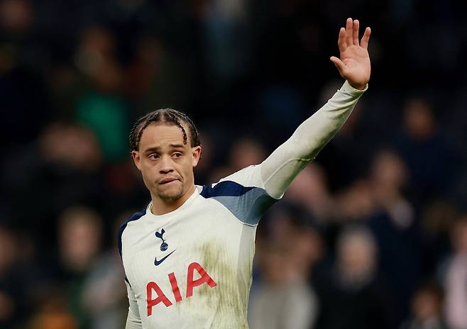 토트넘 사비 시몬스가 19일 유럽챔피언스리그 16강 2차전에서 아틀레티코 마드리드를 상대로 골을 넣은 뒤 손을 흔들고 있다. 로이터연합뉴스