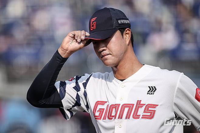 롯데 윤성빈이 지난 17일 사직 키움전에서 투구를 마치고 내려가고 있다. 롯데 자이언츠 제공