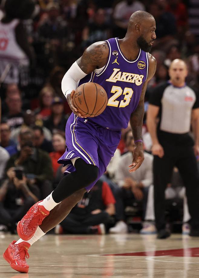 LA 레이커스 르브론 제임스가 19일 휴스턴전에서 드리블하고 있다. Imagn Images연합뉴스