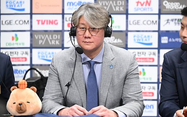 고양 소노 손창환 감독이 19일 부산 KCC와 홈경기 승리 후 중계방송사와 인터뷰하고 있다. KBL 제공