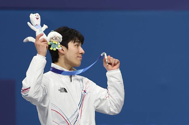 ▲ 황대헌은 15일 이탈리아 밀라노 아이스스케이팅 아레나에서 열린 2026 밀라노·코르티나담페초 동계올림픽 쇼트트랙 남자 1500m 결승에서 2분12초304를 기록, 9명 중 두 번째로 결승선을 통과하며 은메달을 차지했다. 금메달은 2분12초219를 기록한 네덜란드의 옌스 판트바우트에게 돌아갔다. 라트비아의 로베르츠 크루즈베르크스는 2분12초376으로 동메달을 목에 걸었다. 함께 결승에 오른 신동민(화성시청)은 2분12초556으로 4위를 기록했다. ⓒ연합뉴스