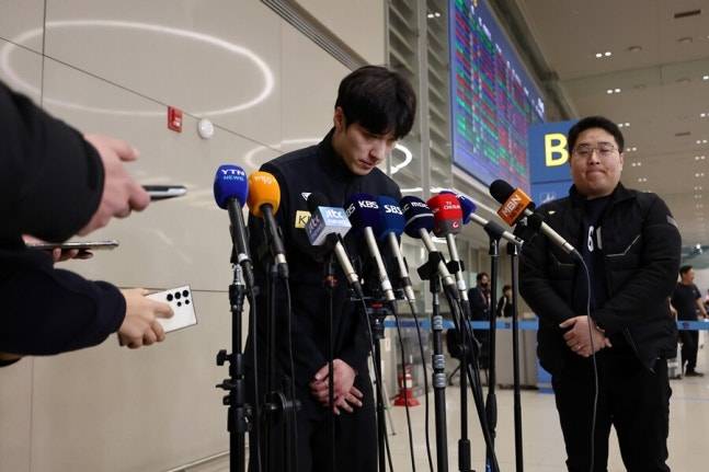 ▲ 2024 국제빙상연맹(ISU) 쇼트트랙 세계선수권대회에 출전한 황대헌(강원도청)이 19일 오후 인천국제공항 2터미널을 통해 입국, 인터뷰를 마친 후 인사를 하고 있다. ⓒ 연합뉴스