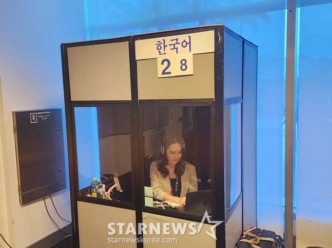 통역을 하고 있는 최지현씨. /사진=박수진 기자