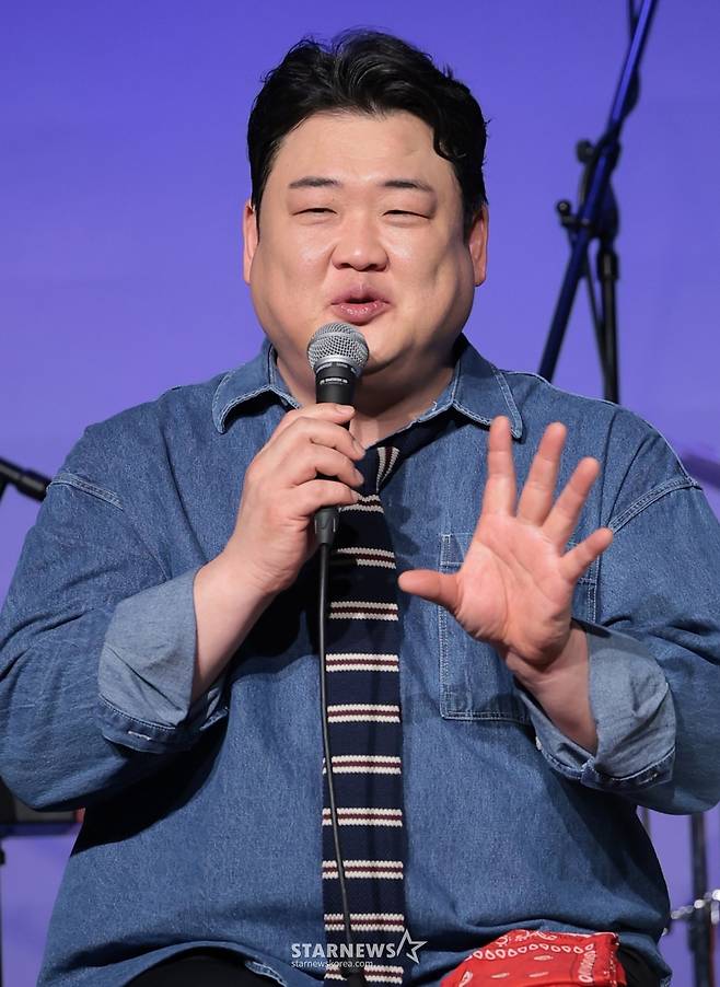 (서울=뉴스1) 권현진 기자 = 아묻따밴드 김준현이 12일 오후 서울 종로구 SA홀에서 진행된 첫 번째 디지털 싱글 ‘알고 있잖아’ 발매 기념 쇼케이스에서 인사말을 하고 있다. 아묻따밴드는 홍경민(베이스), 조영수(키보드), 차태현(객원 보컬), 전익혁(기타), 김준현(드럼), 조정민(피아노)이 장르의 경계를 넘나들며 좋은 음악을 선보이기 위해 결성한 밴드다. 2026.2.12/뉴스1 Copyright (C) 뉴스1. All rights reserved. 무단 전재 및 재배포, AI학습 이용 금지. /사진=(서울=뉴스1) 권현진 기자