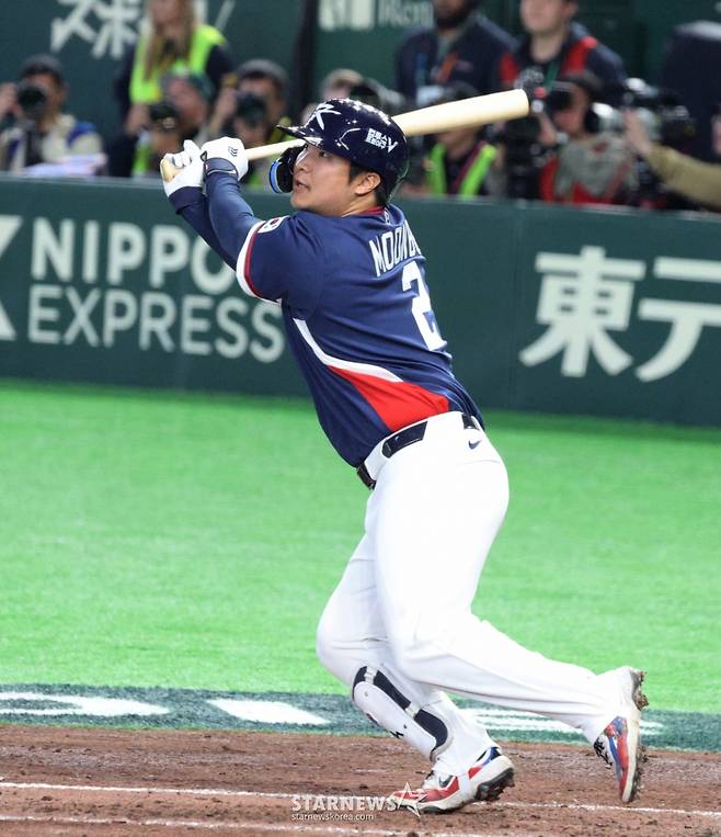 야구 대표팀 문보경이 지난 9일 도쿄돔에서 열린 2026 WBC 도쿄POOL 대한민국과 호주 경기 5회초 2사 2루에서 적시타를 터트리며 자축하고 있다. /사진=강영조 선임기자