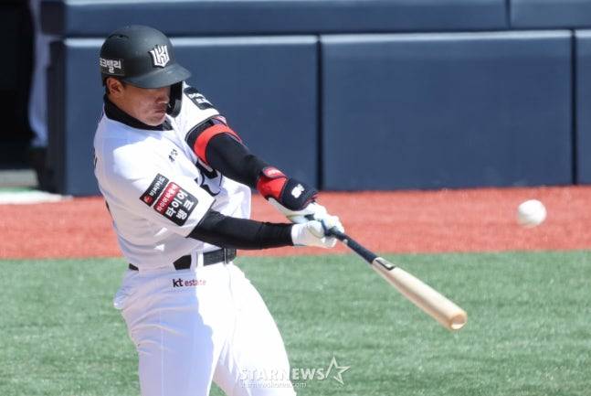 KT 안현민이 19일 키움과 시범경기에서 1회 선제 좌월 솔로 홈런을 때리고 있다. /사진=김진경 대기자