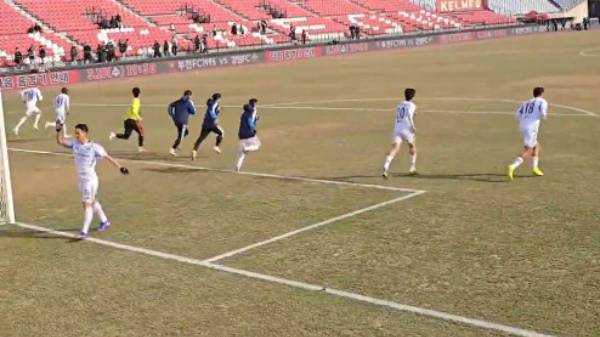 지난 15일 부천종합운동장에서 열린 부천FC와 울산 HD의 경기 종료 후 톱업 세션을 진행 중이던 울산 선수들을 향해 부천 서포터스가 항의하자 직접 해명하기 위해 다가서는 울산 정승현. 이 과정에서 정승현은 부천 팬들로부터 심한 욕설까지 들었다고 주장했다. /사진=유튜브 영상 캡처