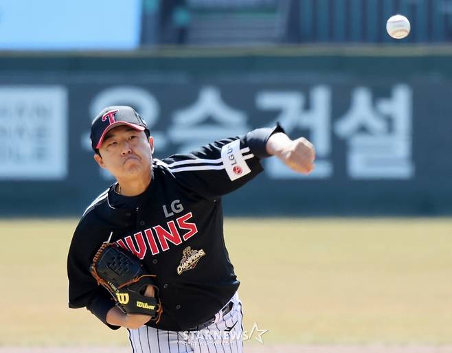 LG 투수 송승기가 19일 인천 SSG랜더스필드에서 열리는 2026프로야구 ㄴSSG랜더스와 LG트윈스 경기에서 선발 역투하고 있다./사진=강영조 선임기자