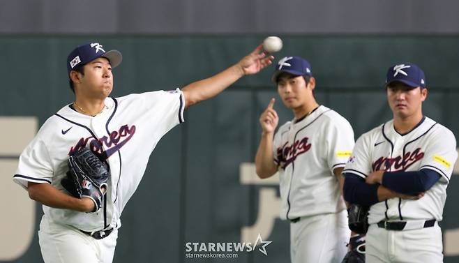 야구 대표팀 투수 송승기가 지난 4일 도쿄돔에서 열린 2026 WBC 도쿄라운드 개막을 하루 앞둔 훈련에서 수비훈련을 하고 있다. /사진=강영조 선임기자