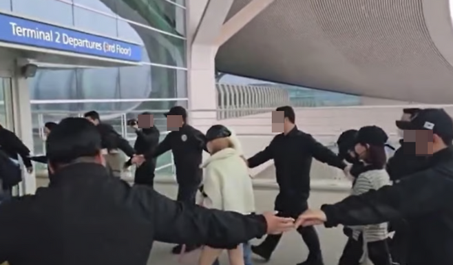 그룹 하츠투하츠가 인천국제공항 입국 과정에서 과잉 경호를 받고 있다. 사진ㅣ온라인 커뮤니티