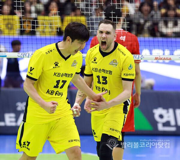 KB손해보험 박상하와 비예나 환호.