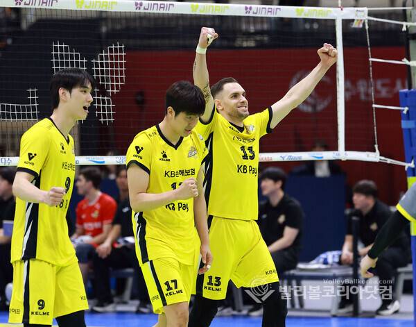 KB손해보험 비예나-박상하-임성진 환호.