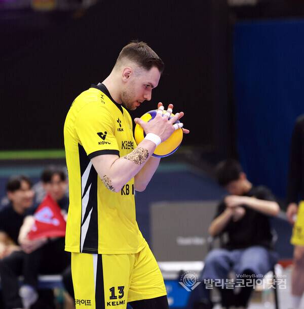 KB손해보험 비예나 서브 준비.