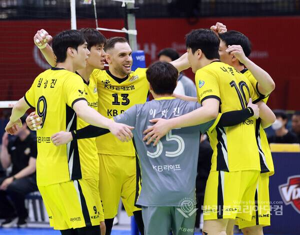 KB손해보험 선수들 환호.
