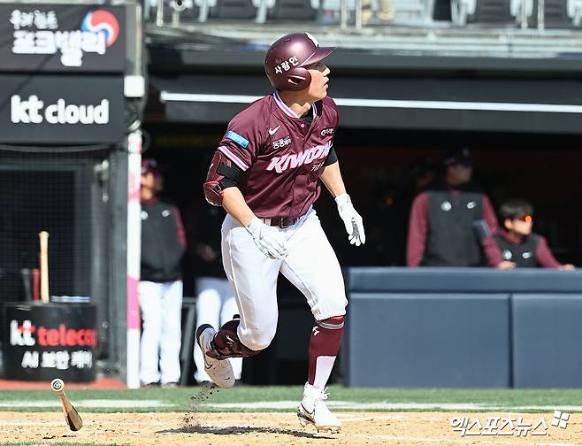 키움 히어로즈 베테랑 타자 서건창이 19일 수원 KT위즈파크에서 열린 2026 KBO 시범경기 KT 위즈전에서 8회초 결승 적시타를 기록했다. 사진 고아라 기자