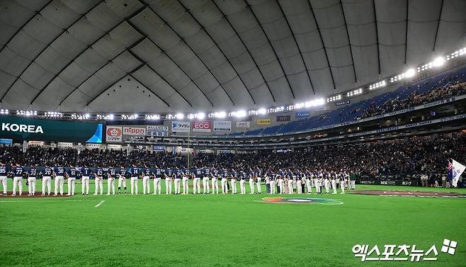 9일 오후 일본 도쿄돔에서 열린 2026 월드베이스볼클래식(WBC) C조 한국과 호주의 경기, 한국 선수단이 국민의례를 하고 있다. 엑스포츠뉴스 DB