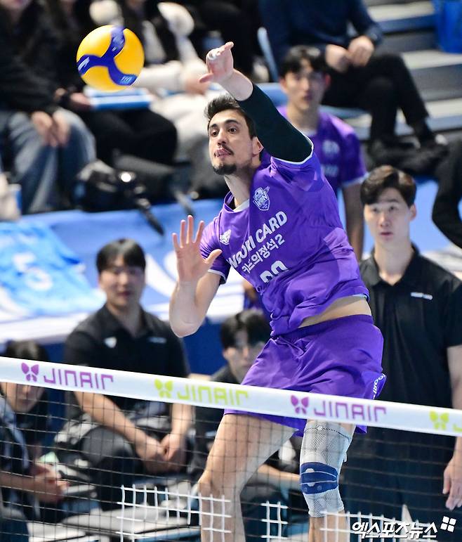 남자 프로배구 우리카드의 외국인 선수 아라우조가 19일 한국배구연맹이 발표한 진에어 2025-2026 V리그 6라운드 MVP에 선정됐다. 사진 엑스포츠뉴스 DB