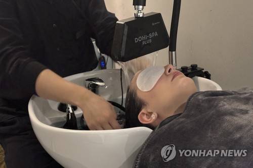 한국 미용실에서 헤드스파를 받는 외국인 (서울=연합뉴스) 이진주 인턴기자 = 지난 13일 중구 이가자헤어비스 명동점에서 헤드스파를 받는 외국인. 2026.3.19