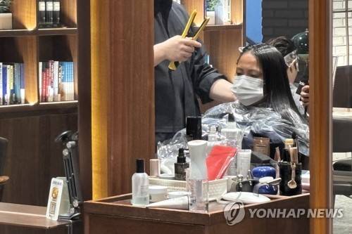"한국 배우처럼 머리 해주세요" (서울=연합뉴스) 이진주 인턴기자 = 지난 13일 중구 준오헤어 명동2호점에서 매직 시술을 받는 외국인. 2026.3.19.