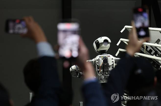 아틀라스가 궁금해 (라스베이거스=연합뉴스) 김성민 기자 = CES 개막 이틀째인 7일(현지시간) 미국 네바다주 라스베이거스 컨벤션센터(LVCC) 현대자동차 부스에서 관람객들이 로봇 아틀라스의 부품 시연을 지켜보고 있다. 2026.1.8 ksm7976@yna.co.kr