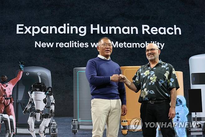 정의선 회장, 보스턴 다이내믹스 회장과 주먹인사 (라스베이거스=연합뉴스) 이지은 기자 = 정의선 현대차그룹 회장이 4일 오후(현지시간) 미국 네바다주 라스베이거스 만달레이베이 호텔에서 열린 프레스 컨퍼런스를 마친 뒤 마크 레이버트 보스턴 다이내믹스 회장과 주먹인사를 나누고 있다. 이날 정 회장은 보스턴 다이내믹스의 4족 보행 로봇 '스팟(Spot)'과 함께 무대에 올랐다. 2022.1.5 jieunlee@yna.co.kr