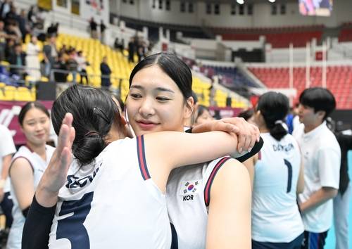U-16 아시아선수권 우승 확정 후 포옹하는 손서연(중앙) [아시아배구연맹 페이스북 캡처. 재판매 및 DB 금지]