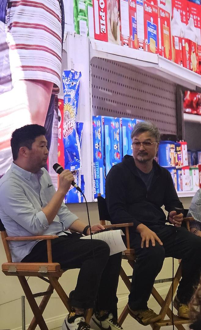 연극 '김씨네 편의점' 각본을 쓴 배우 최인섭(좌) (로스앤젤레스=연합뉴스) 김경윤 특파원 = '김씨네 편의점' 극작가 겸 배우 최인섭(인스 최)이 18일(현지시간) 미국 로스앤젤레스(LA)에서 열린 기자간담회에서 질문을 경청하고 있다. 2026.3.19 [촬영 김경윤] heeva@yna.co.kr