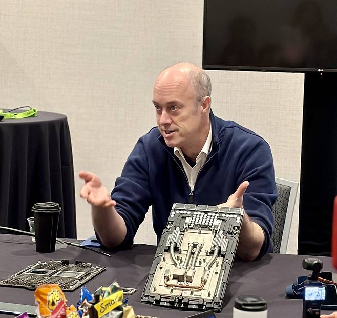 기자간담회 하는 이안 벅 엔비디아 부사장 (새너제이=연합뉴스) 권영전 특파원 = 이안 벅 엔비디아 부사장이 18일(현지시간) 미국 캘리포니아주 새너제이 힐튼호텔에서 진행한 기자간담회에서 엔비디아의 제품 트레이를 들고 설명하고 있다.