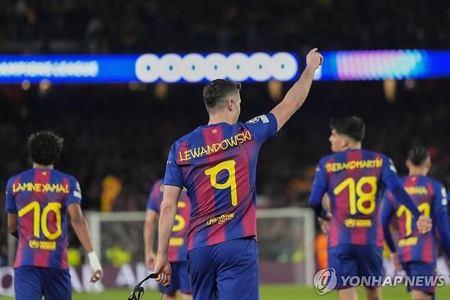 팬들에게 손을 흔드는 로베르트 레반도프스키 [EPA=연합뉴스]