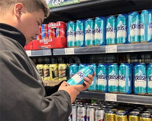 몽골 울란바토르 마트에서 크러시를 살펴보고 있는 소비자 [롯데칠성음료 제공]