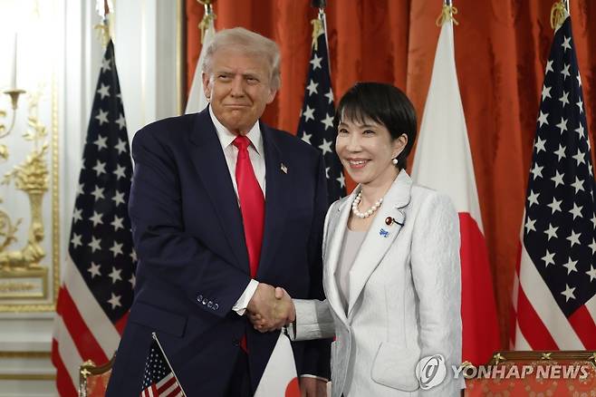 지난해 10월 일본서 만난 트럼프 미국 대통령(왼쪽)과 다카이치 사나에 일본 총리 [EPA=연합뉴스 자료사진. 재판매 및 DB 금지]