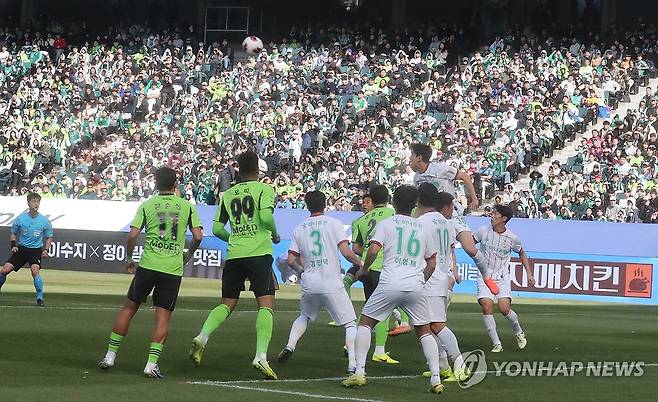 공 향해 (전주=연합뉴스) 나보배 기자 = 21일 전북 전주월드컵경기장에서 열린 '쿠팡플레이 K리그 슈퍼컵 2026' 전북 현대와 대전 하나 시티즌 경기에서 선수들이 찬스를 노리고 있다. 2026.2.21 warm@yna.co.kr