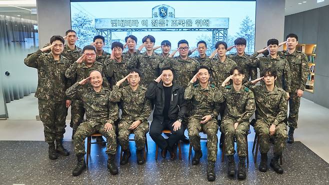 '신병4: 사보타주' 출연진과 민진기 감독 [KT 스튜디오지니 제공. 재판매 및 DB 금지]