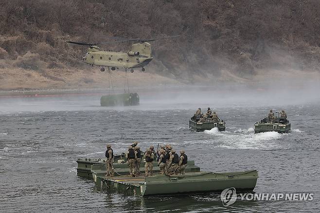 임진강에서 실시된 한미연합 도하훈련 (연천=연합뉴스) 임병식 기자 = 14일 경기도 연천군 임진강에서 실시된 한미연합 도하훈련에서 미군 시누크 헬기가 부교를 공중 수송하고 있다.
    한미연합훈련 '자유의 방패'(프리덤실드·FS) 연습 일환으로 실시된 이번 훈련에는 미2사단/한미연합사단과 한국군 수도기계화보병사단 및 7공병여단이 참가했다. 2026.3.14 andphotodo@yna.co.kr