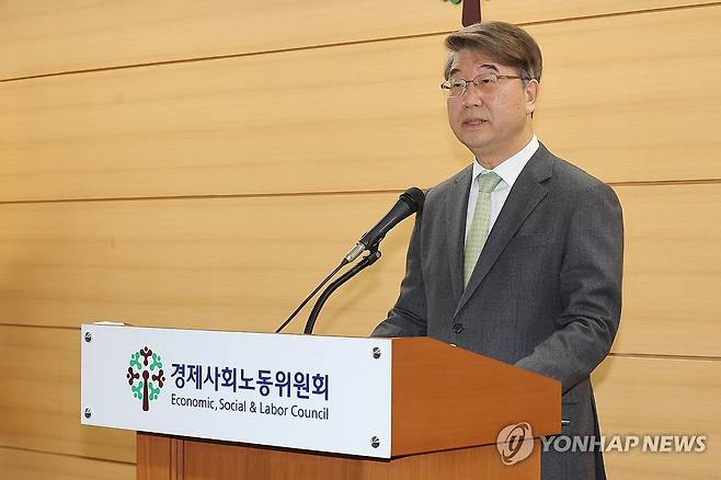 새 정부 제1기 경사노위 출범 브리핑하는 김지형 위원장 (서울=연합뉴스) 임화영 기자 = 김지형 경제사회노동위원회(경사노위) 위원장이 지난 18일 서울 중구 경사노위 대회의실에서 새 정부 제1기 경사노위 출범 브리핑을 하고 있다. 2026.3.19 hwayoung7@yna.co.kr